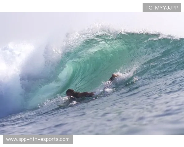 冲浪相机掉水却拍到完美浪形，选手靠回放自学